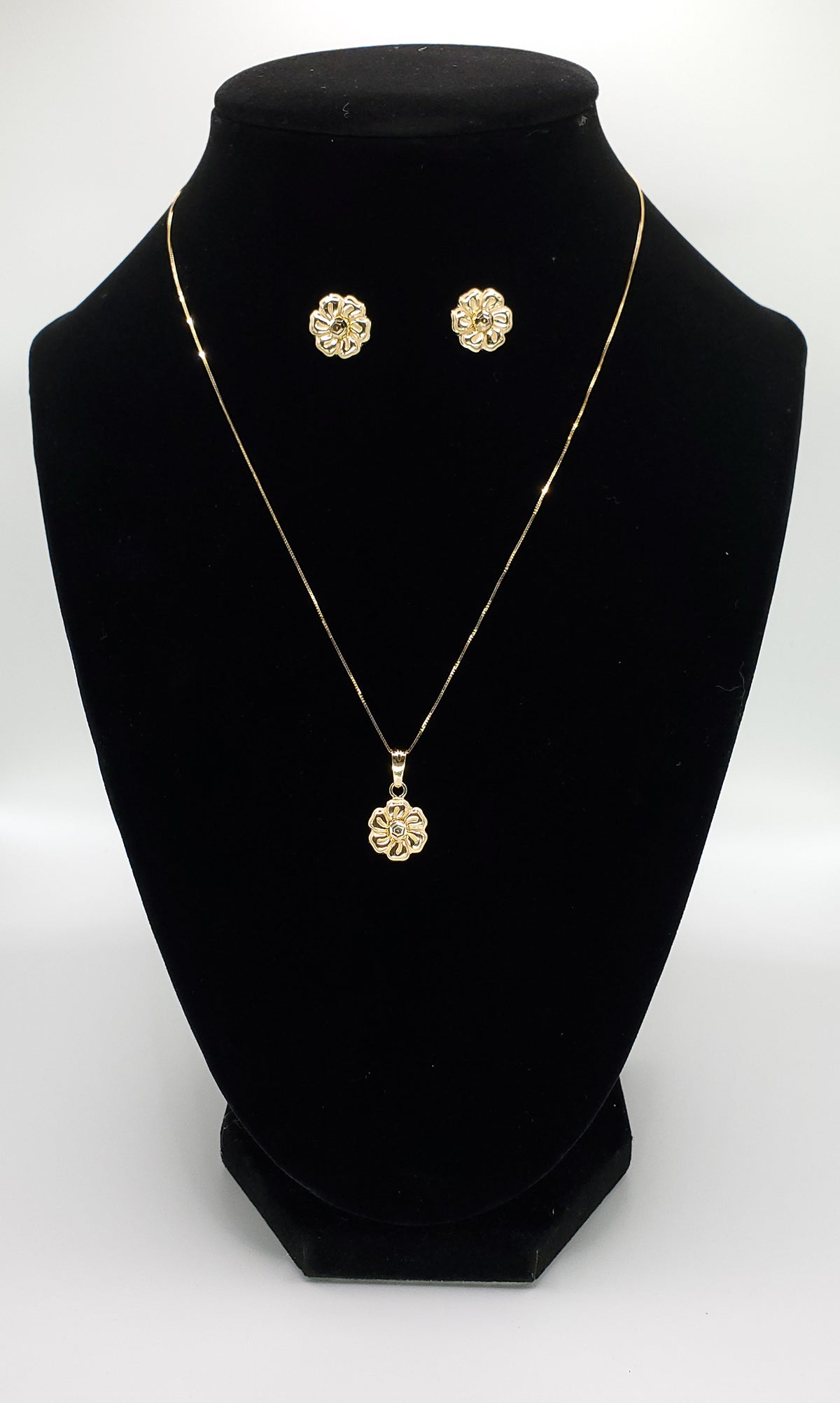 18K Yellow Gold Flower Pendant Earrings with Box Chain Necklace